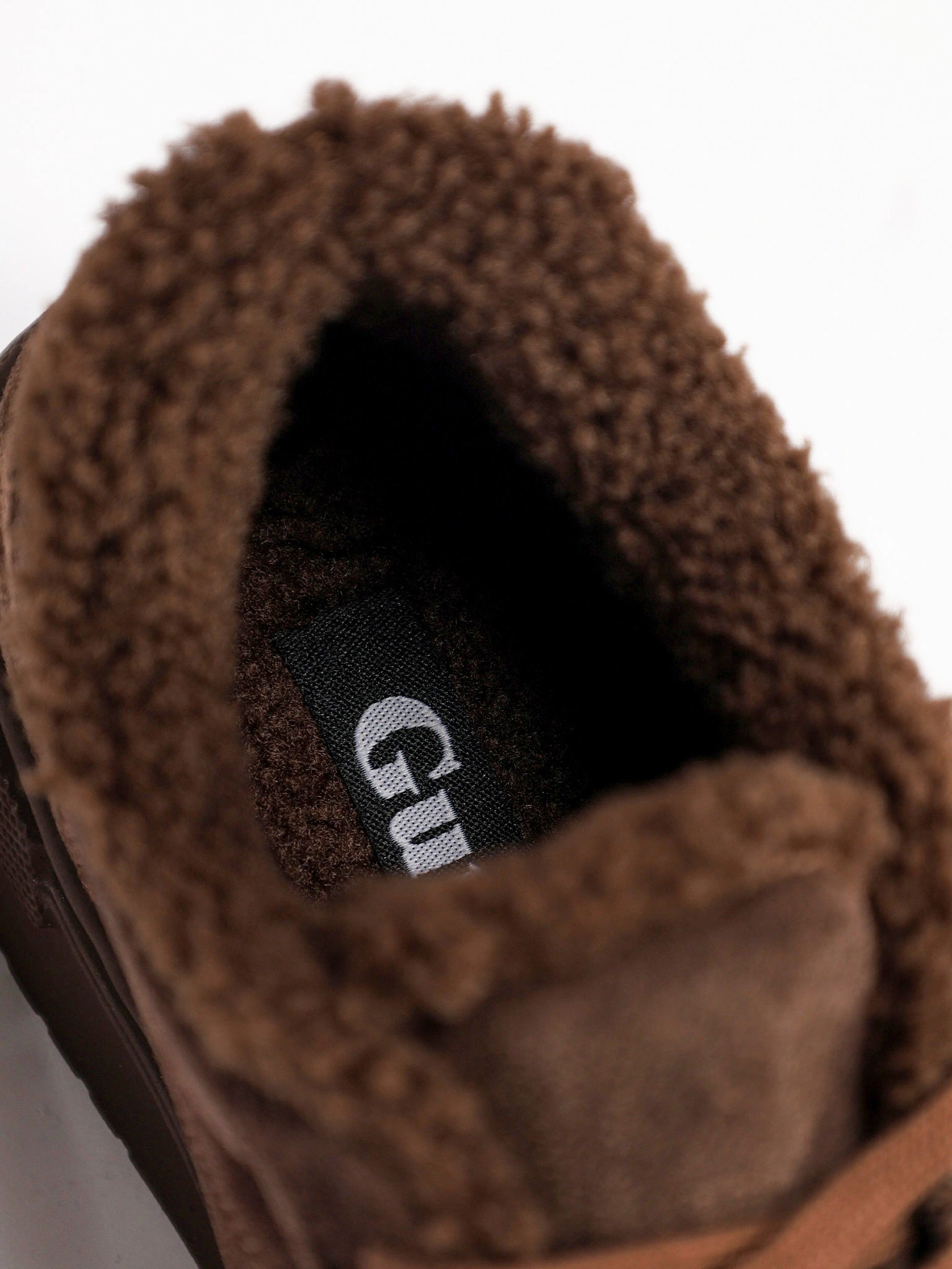 Кроссовки утепленные коричневого цвета на средней платформе